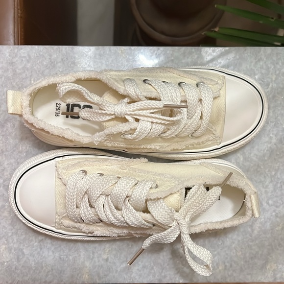 New Girls White Casual Canvas Shoe Girls Size 5.5 Sneakers NWT MAKE AN OFFER!!!! - Picture 8 of 10